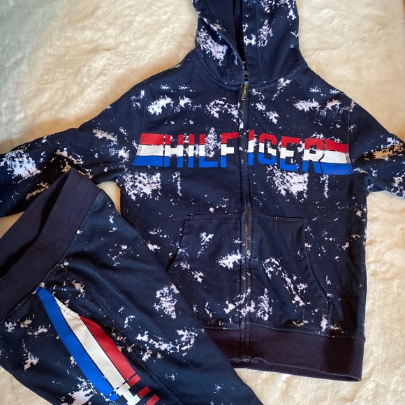Little boys Tommy Hilfiger jogging suit - Picture 2 of 6